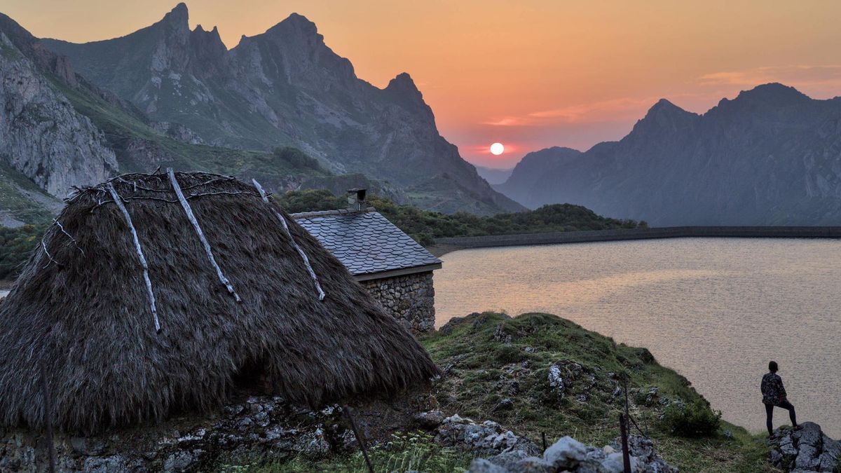 Así es Valle del Lago, el pueblo asturiano en el que ruedan "Los juegos del hambre", que tiene casas con techos de escoba y el mayor lago de toda la región