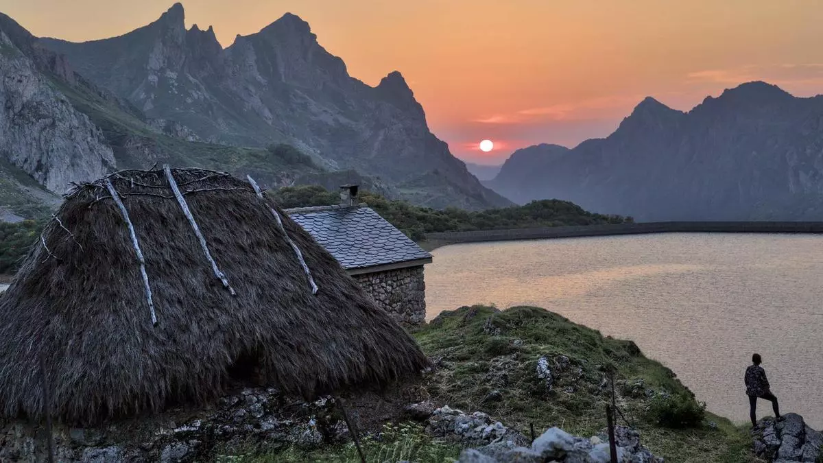 Así es Valle del Lago, el pueblo asturiano en el que ruedan "Los juegos del hambre", que tiene casas con techos de escoba y el mayor lago de toda la región