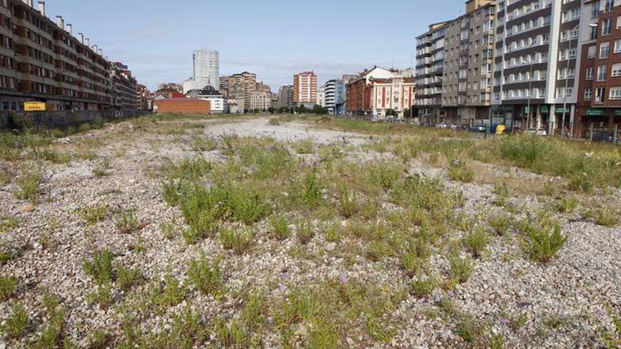 Panorámicas del solar del plan de vías que será objeto de adecuación