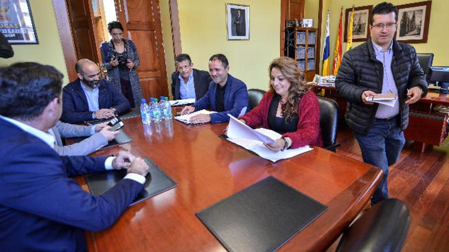 Cristina Valido trata los problemas de vivienda con Facundo