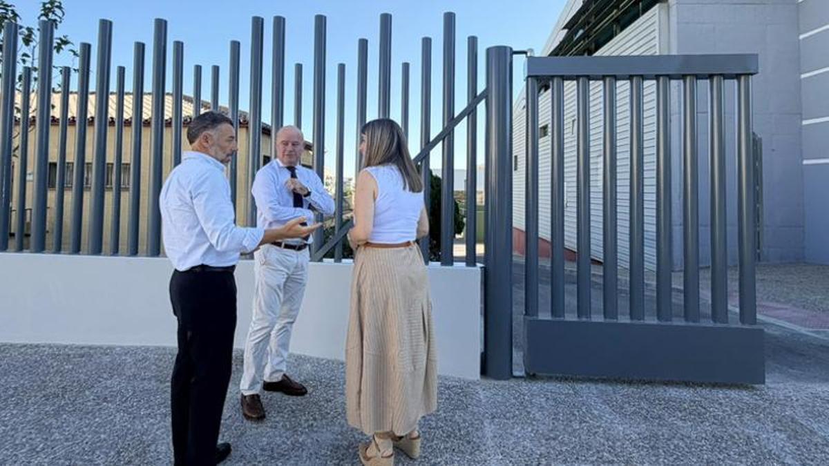 El alcalde de Antequera, Manolo Barón, visita junto al teniente de alcalde delegado de Deportes, Juan Rosas, y la teniente de alcalde delegada de Obras y Mantenimiento, Teresa Molina, las obras del Complejo Deportivo Municipal de El Maulí,.