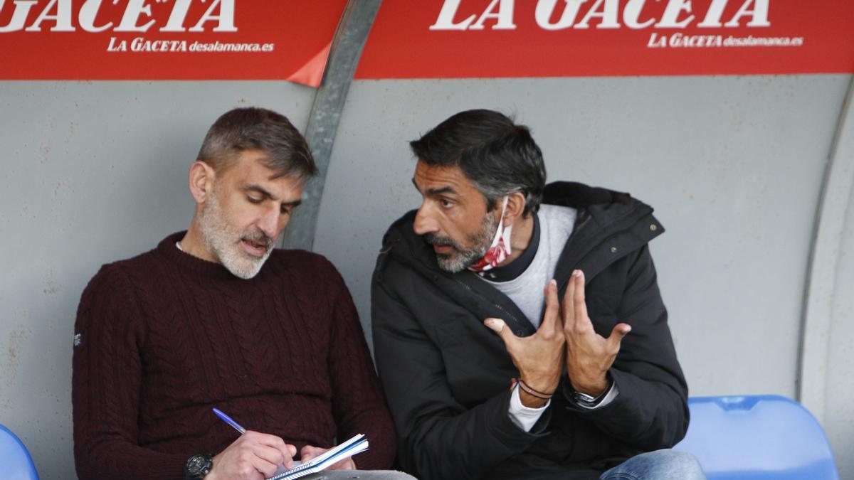 Jacobo y Marcos Montes, en el banquillo del Guijuelo, su último equipo.