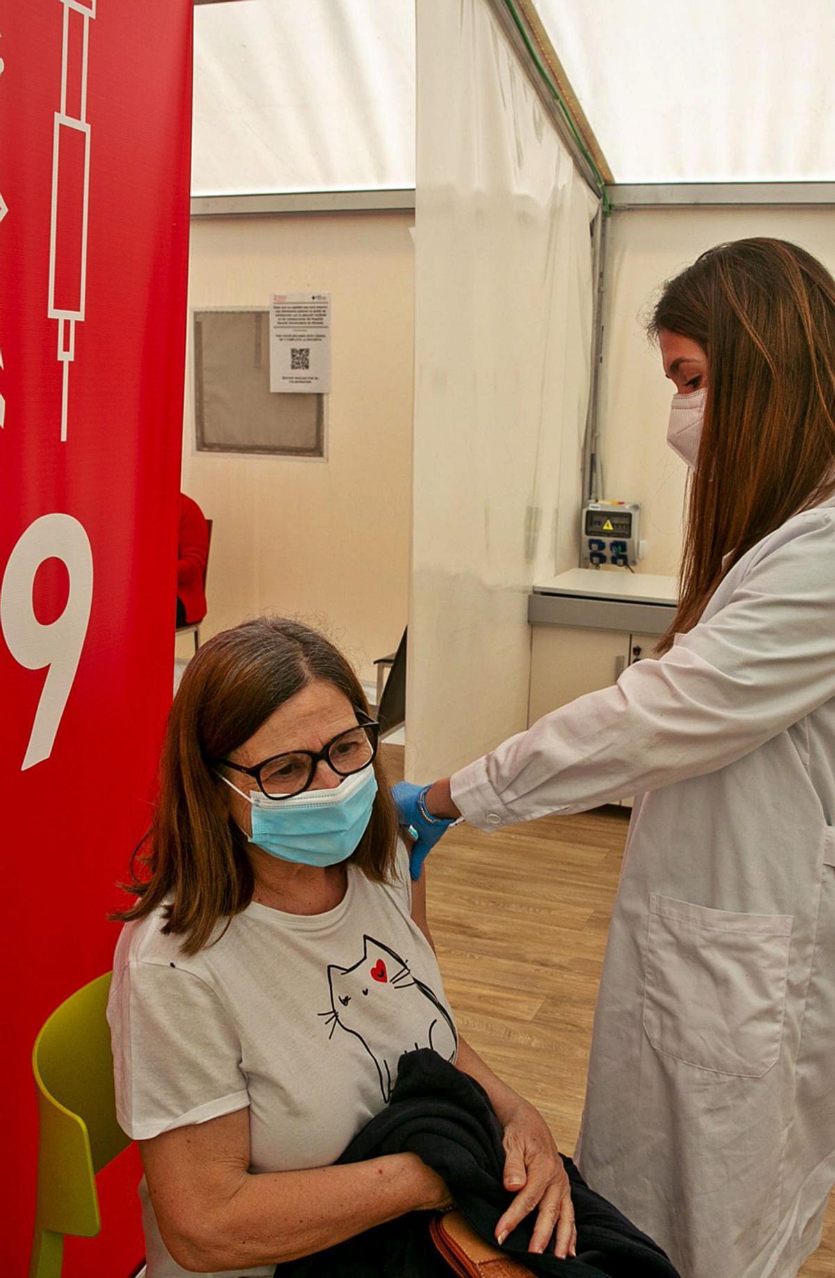 Vacunación ayer en el hospital de campaña de Alicante.