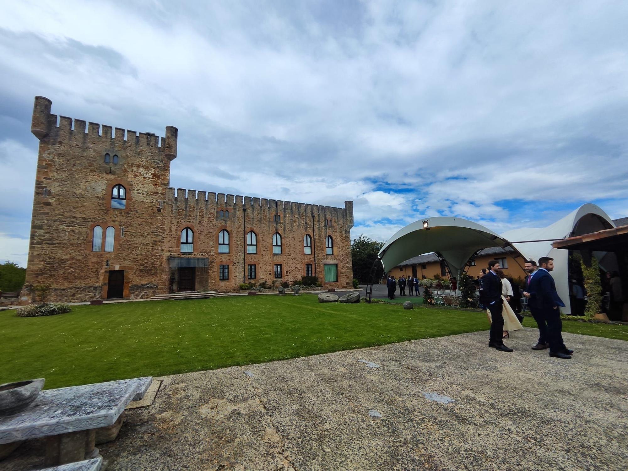 La boda de Lara Álvarez en el castillo de San Cucao, en imágenes