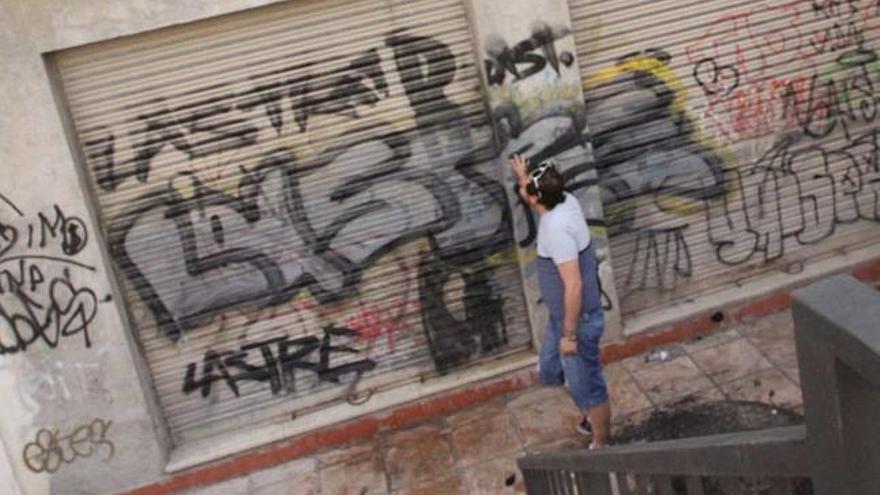 El grafiti con la firma de &quot;Lastre&quot; localizado en la plaza Pau Casals de Elda.