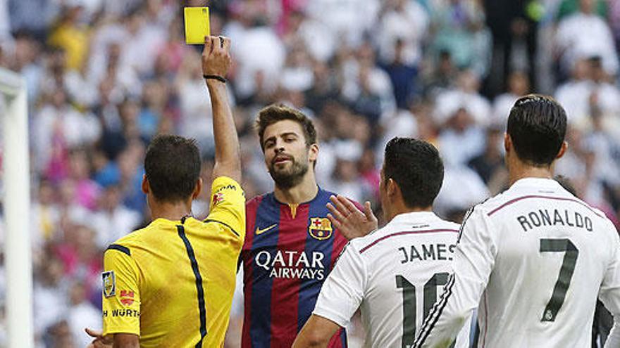 Piqué recibe una tarjeta amarilla en el último Madrid-Barcelona.