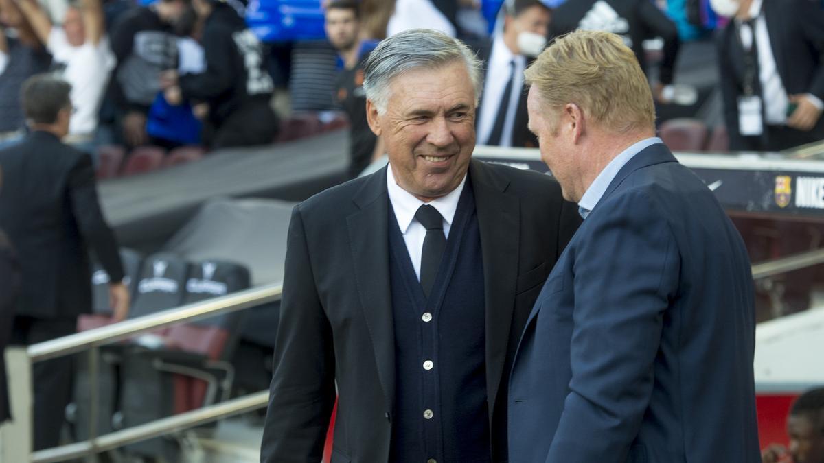 Barcelona. 24.10.2021. Deportes. Ancelloti y Koeman se saludan durante el partido de liga de fútbol entre el FC Barcelona y el Real Madrid, el ‘clásico’. Fotografía de Jordi Cotrina