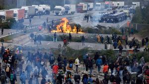 Furgonetas de la Policía Nacional y los Mossos en una protesta de Tsunami Democràtic.