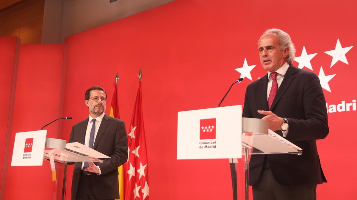 El consejero de Economía, Hacienda y Empleo, Javier Fernández-Lasquetty, y el consejero de Sanidad de la Comunidad de Madrid, Enrique Ruiz Escudero, a su llegada a una comparecencia ante los medios