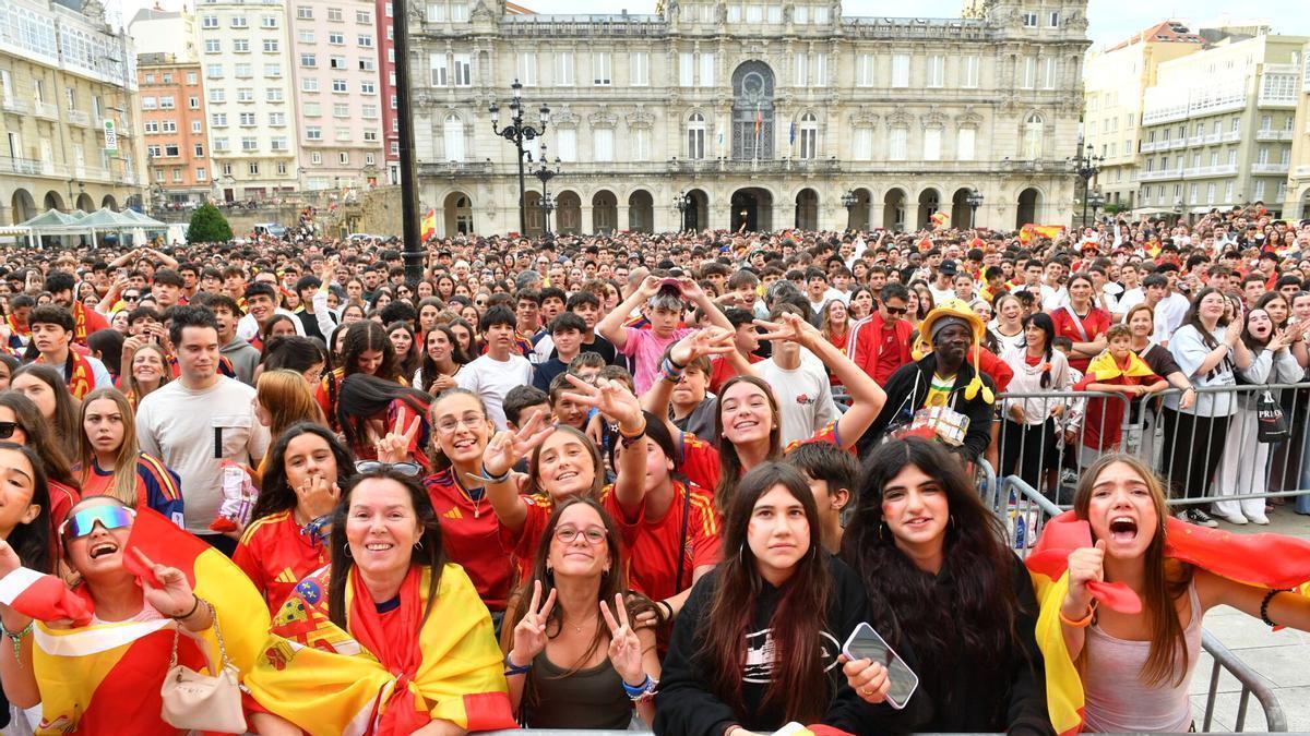Los coruñeses volvieron a la plaza de María Pita para disfrutar del partido ante Francia emitido en pantalla gigante.