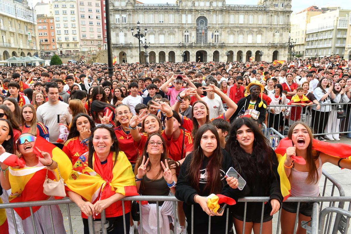 Los coruñeses volvieron a la plaza de María Pita para disfrutar del partido ante Francia emitido en pantalla gigante.