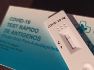 El repunt de Covid multiplica per sis la venda de test d’antígens en farmàcies