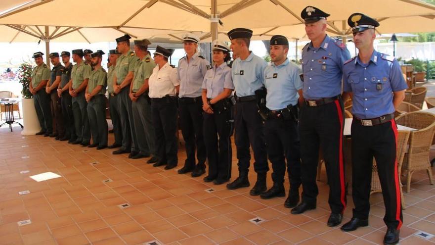 Los agentes que forman las patrullas mixtas, durante su presentación.