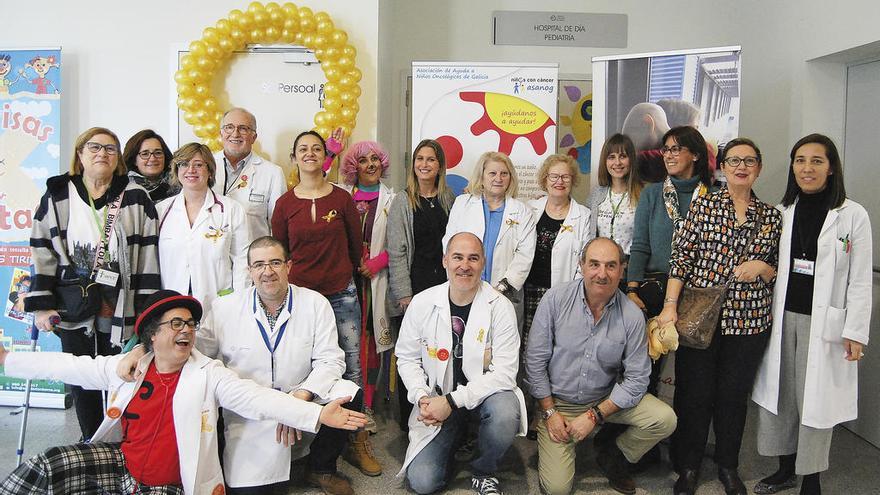 Asociaciones y personal médico, en un acto celebrado ayer por el Día contra el Cáncer Infantil, en el Álvaro Cunqueiro. // FdV