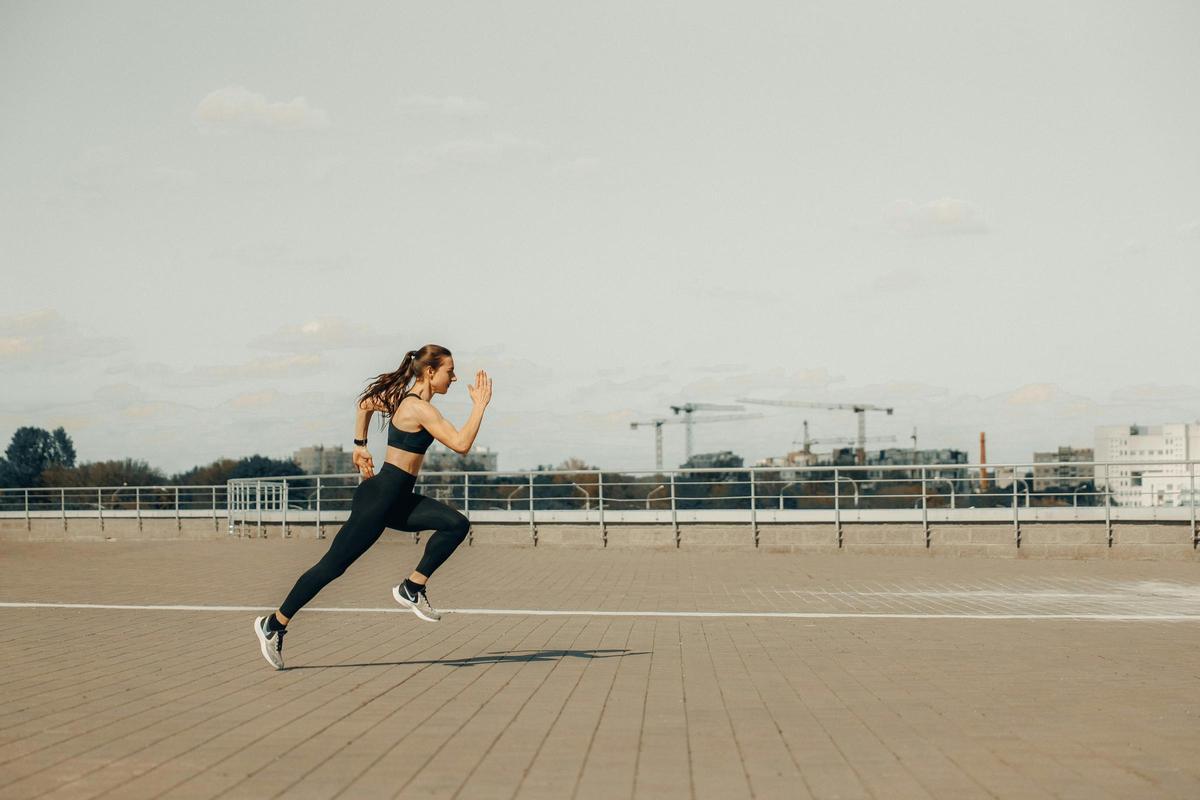 Chica haciendo deporte en la playa
