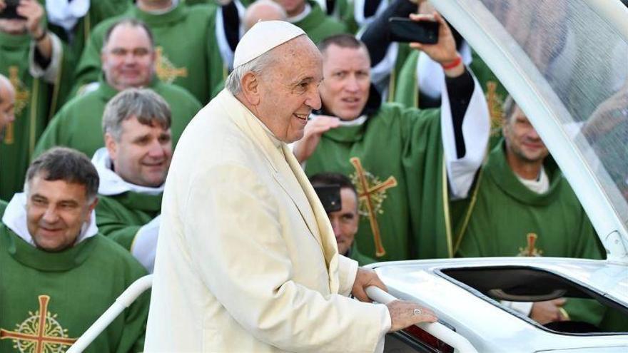 El Papa Francisco sufre un tropiezo al salir deuna reunión con Obispos