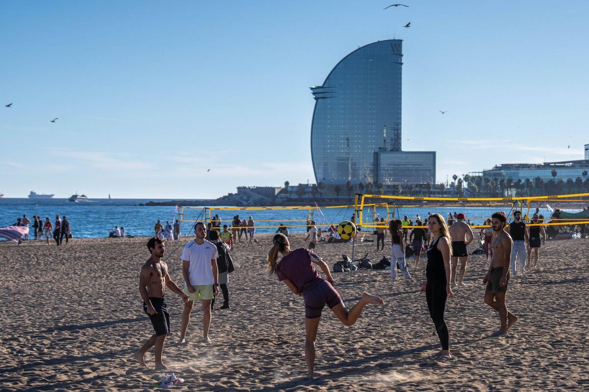 En manga corta a 8 de diciembre en Barcelona. La buena temperatura, llena las playas de la ciudad.