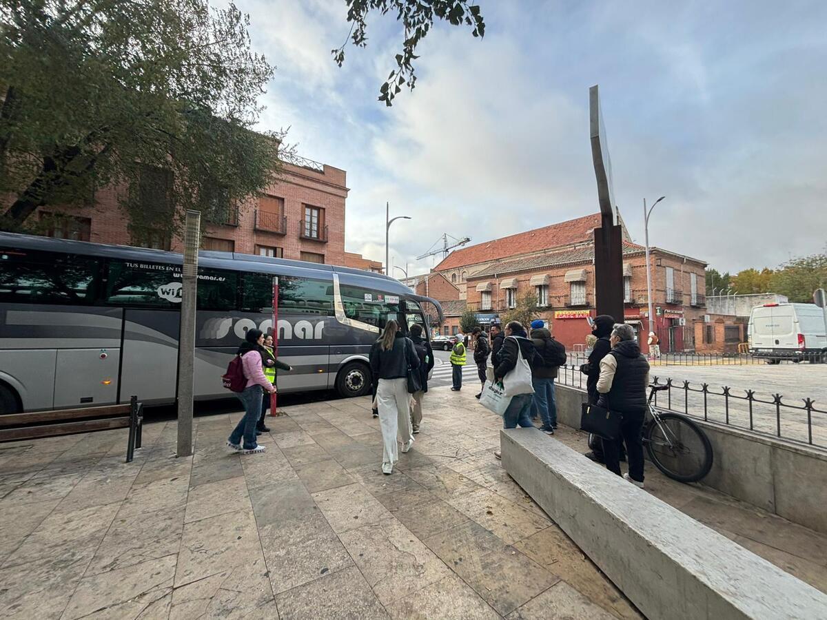 Las colas durante la mañana de este lunes han sido "de poca cantidad de personas gracias a la frecuencia de los autobuses", nos explicó una trabajadora de Renfe