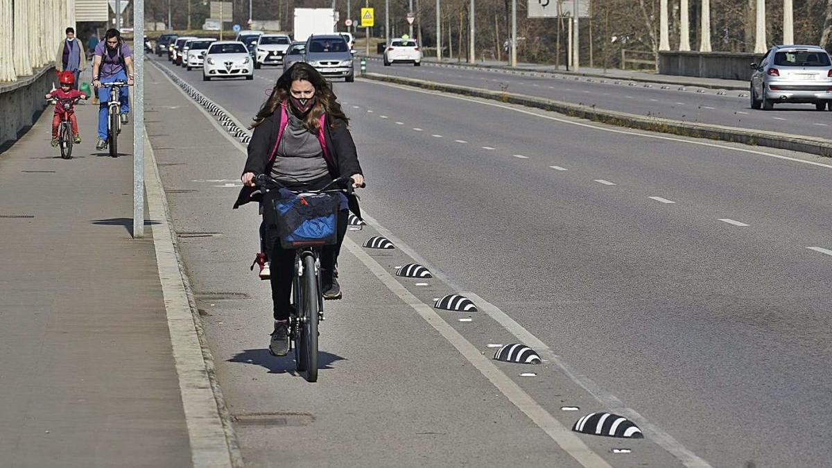 Carril bici al pont de Fontajau de Girona, el 29 de gener.