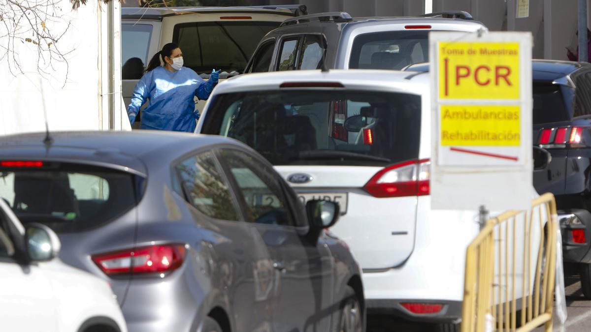 Colas de coches para hacerse un test PCR en el Hospital de Sagunt.