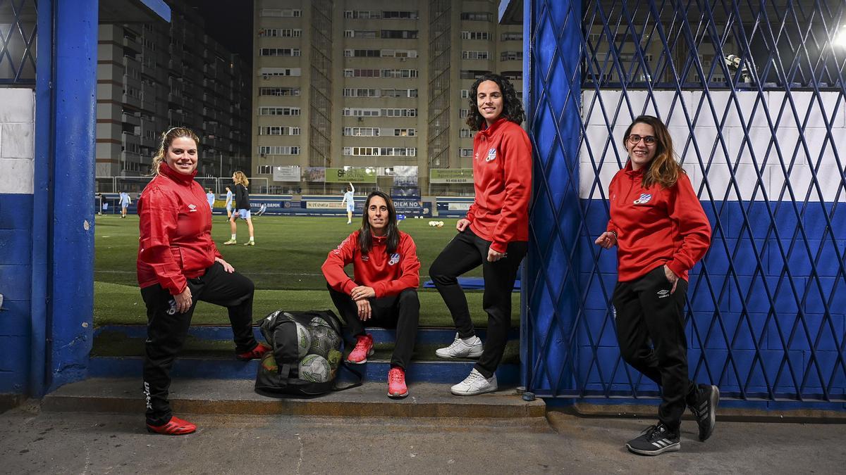 Las entrenadoras del juvenil A femenino del Europa Club de Fútbol, de dcha. a izda., Elba de Vega, Nany Haces, Pili Porta y Judith Acedo.