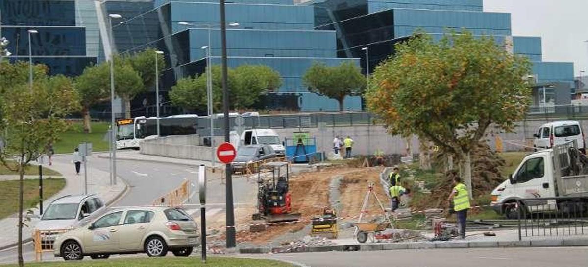 Obras en el exterior del parking del HUCA.