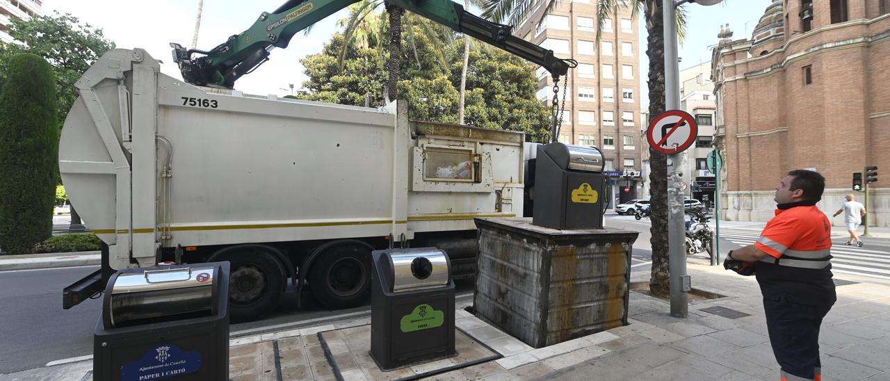 Un operario durante la recogida selectiva de residuos en unos contenedores soterrados ubicados en Castelló.