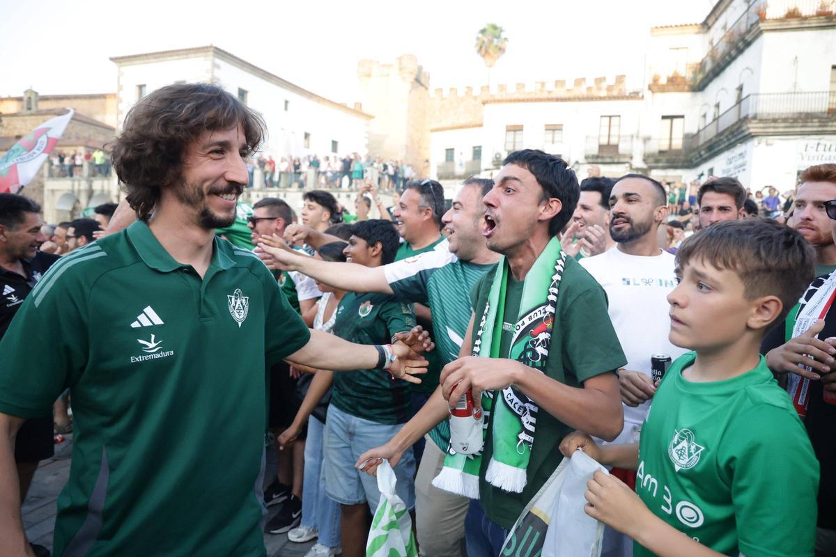 Javi Barrio, felicitado por los aficionados el lunes durante la celebración por el ascenso en la plaza Mayor.