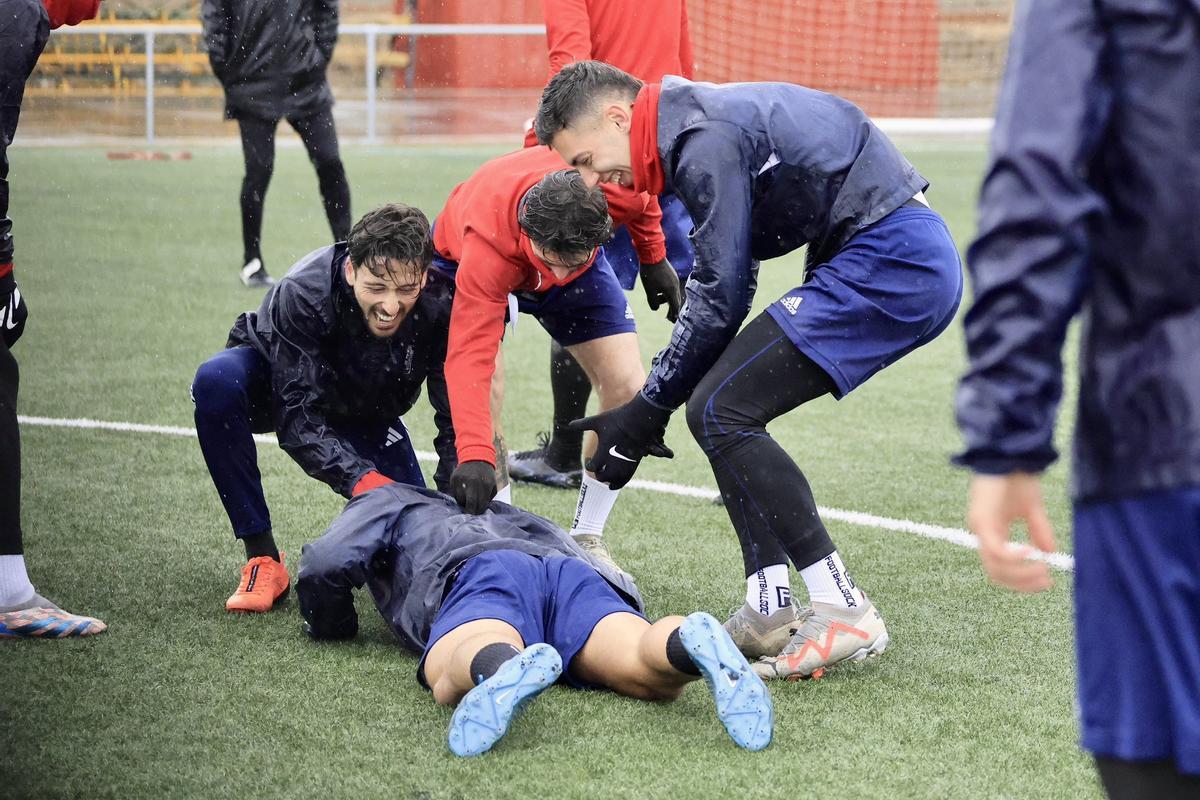 Los jugadores del Tarazona, durante un entrenamiento pasado por agua