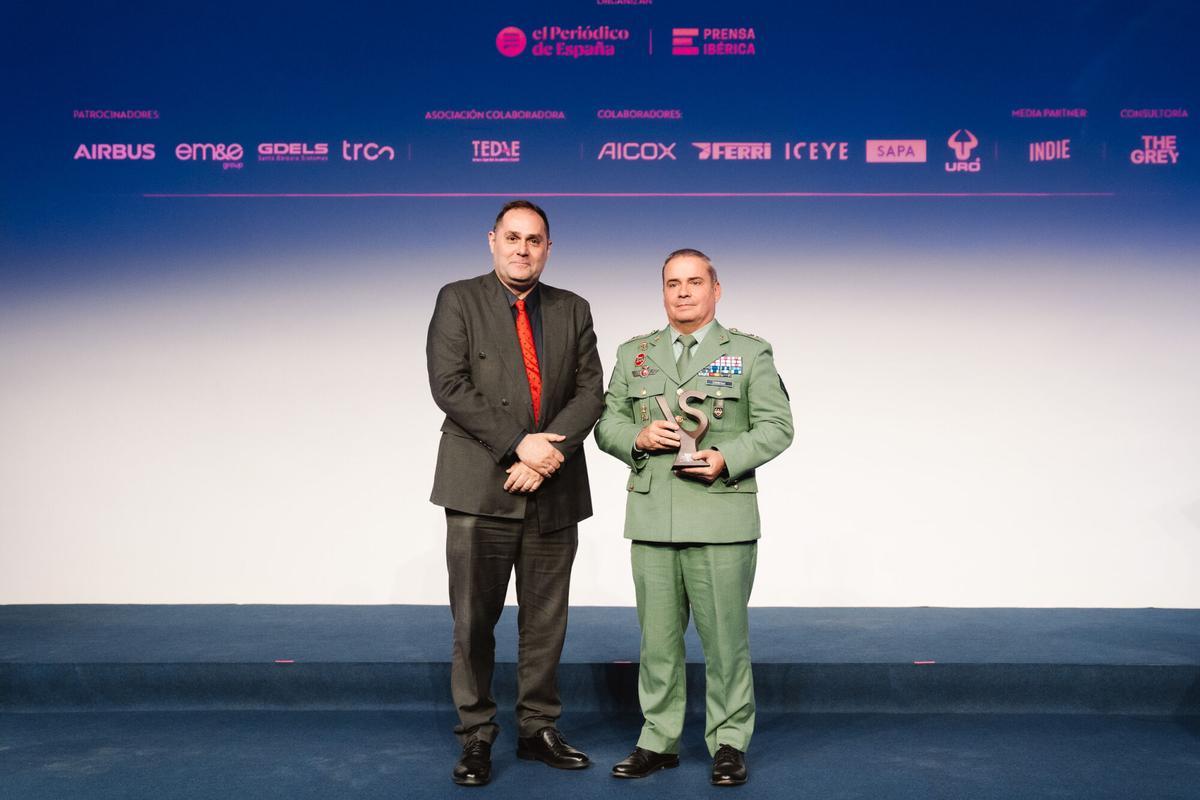 Armando Huerta, director de ‘El Periódico de España’, entrega el Premio a la Legión Española el 'Premio al valor en acto de servicio' al general José Agustín Carreras Postigo, jefe de la Brigada ‘Rey Alfonso XIII’II de La Legión (Brileg).