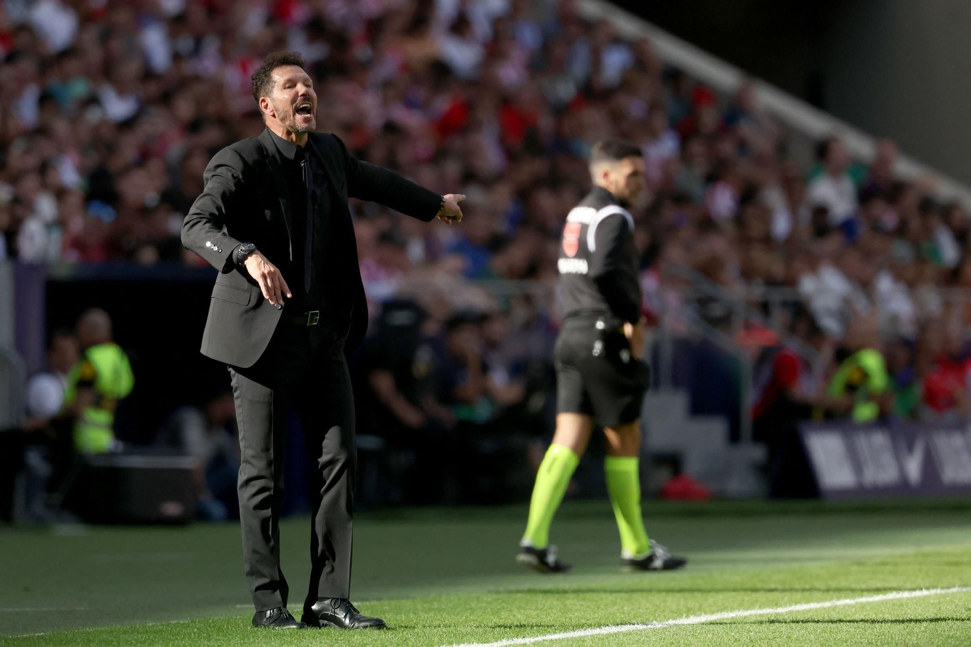 Diego Pablo Simeone da instrucciones durante el partido contra la Real Sociedad.