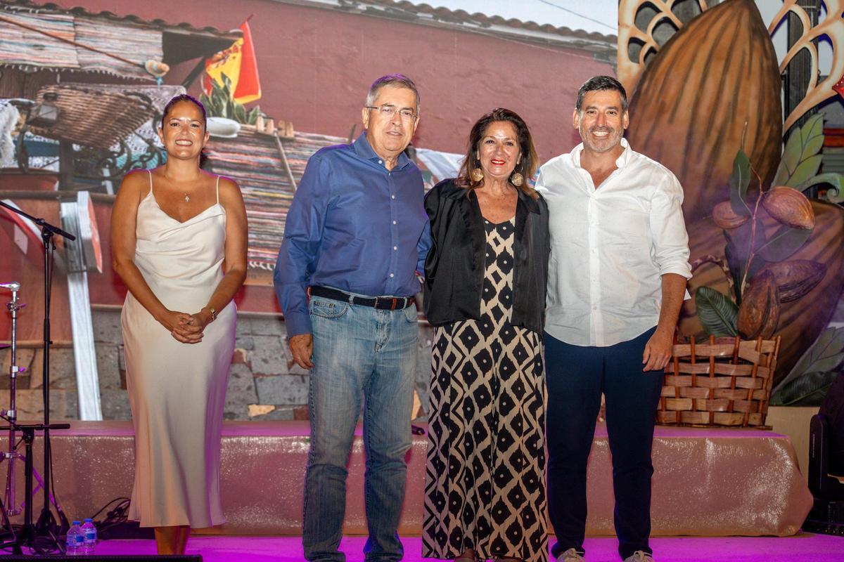 La concejala de Festejos y Eventos, Yilenia vega; el alcalde, Marco Aurelio Pérez y el primer teniemte de alcalde, Alejandro Marichal, junto a la ganadora del primer premio del concurso de balcones de Tunte, Carmen Santana Suárez.