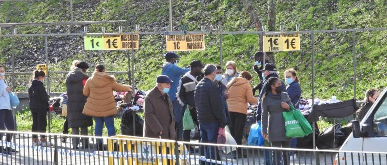 Primera cita ferial del año en las orillas del Barbaña. |   // FERNANDO CASANOVA