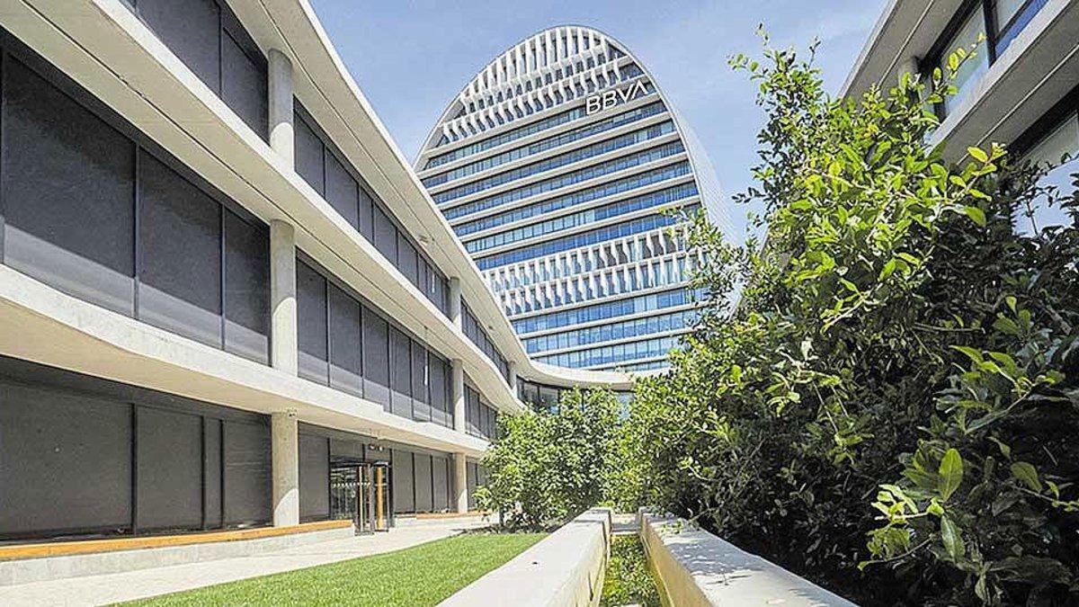 La Ciudad BBVA (Madrid) es un complejo de siete edificios que alberga la nueva sede de la entidad bancaria.