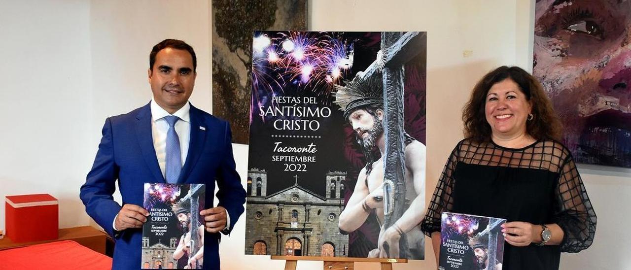 José Daniel Díaz y Sandra Izquierdo junto al cartel de las Fiestas del Cristo 2022