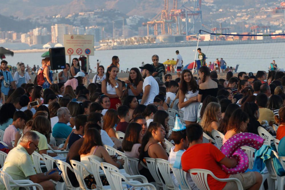 Miles de personas se congregaron en el Cine Abierto de la playa de la Misericordia para ver el estreno de los dos primeros capítulos de La Casa de Papel.