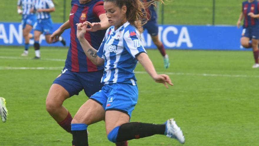Millene golpea el balón ante el Barcelona B. | // IAGO LÓPEZ