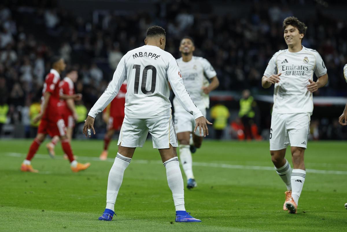 Mbappé celebra el gol con el que ha igualado el récord de Cristiano.