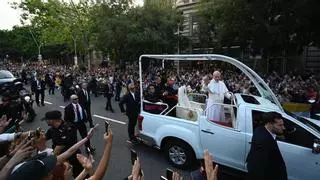 Barcelona se vuelca con León XIV en su paseo con el papamóvil: "Nos ha recargado la fe"