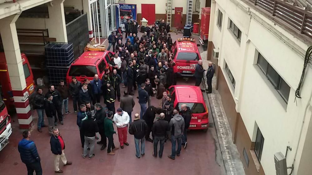 Francisco de la Torre visita las instalaciones de los bomberos de Málaga