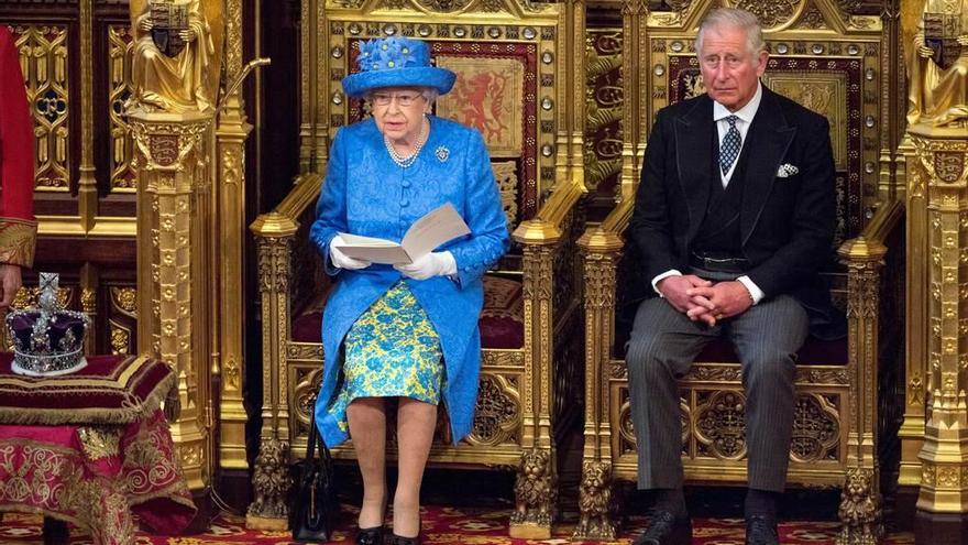 Isabel II y el príncipe de Gales, durante el discurso de apertura oficial del curso parlamentario.