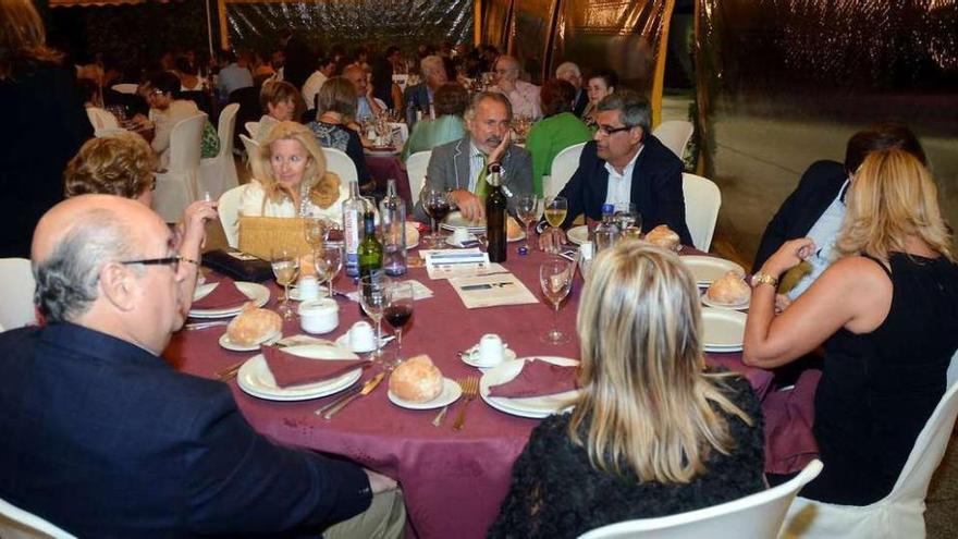 Asistentes, ayer, a la gala benéfica que tuvo lugar en el parque de verano del Liceo Casino.