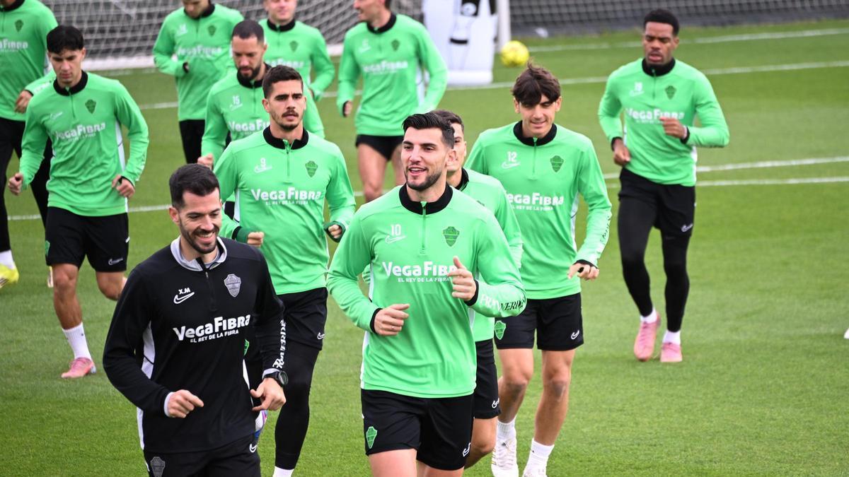 Rafa Mir realiza carrera continua, encabezando el grupo de jugadores junto al preparador físico, Xavi Moñino, durante un entrenamiento de esta semana.