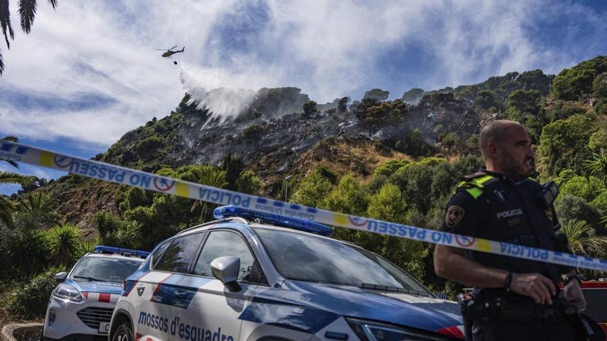Un foc crema una hectàrea a prop del castell de Montjuïc
