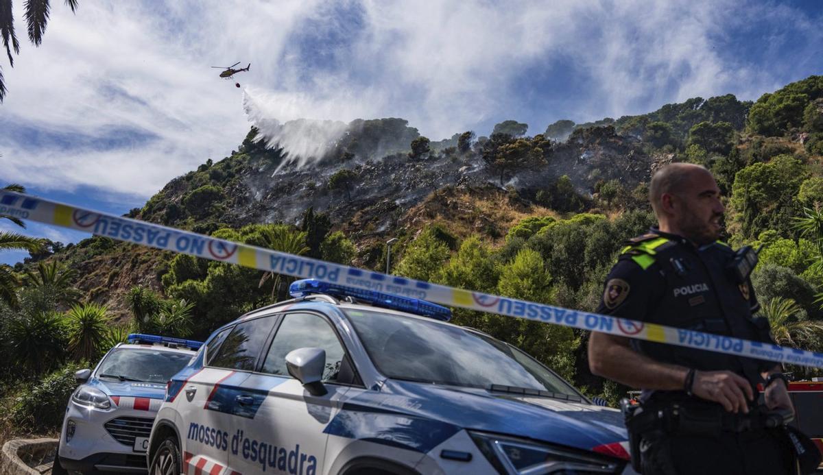 Un foc crema una hectàrea a prop del castell de Montjuïc