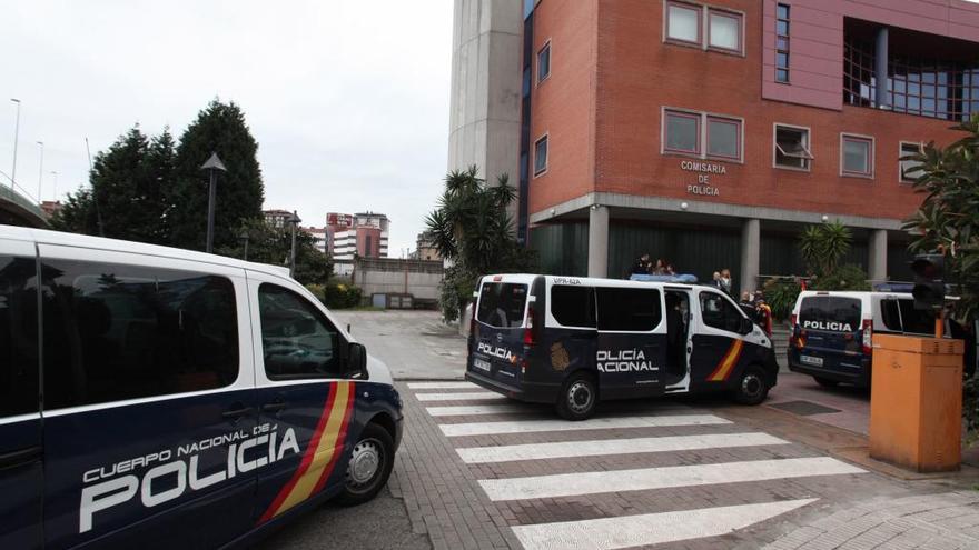 Coches policiales en Gijón.