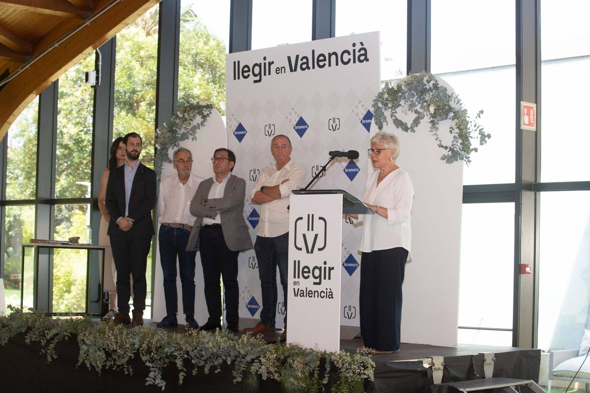 Representants de les institucions valencianes a l'acte de presentació de la campanya «Llegir en valencià, la memòria de l'aigua».