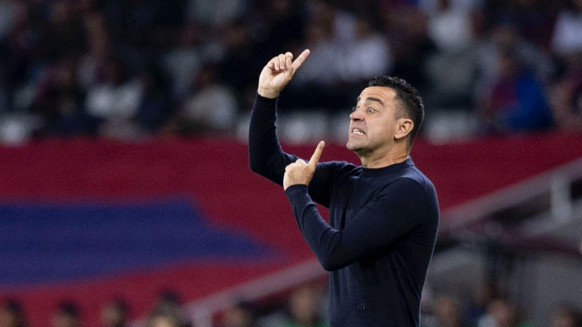 Xavi ante la Real Sociedad en Montjuïc