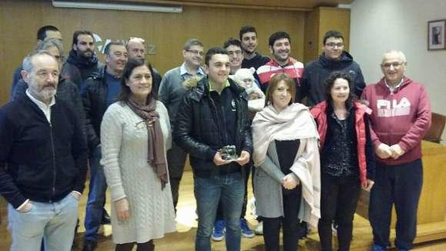 Helena Suárez, con Iván Feijóo y la alcaldesa Cristina Cid. // I.Osorio