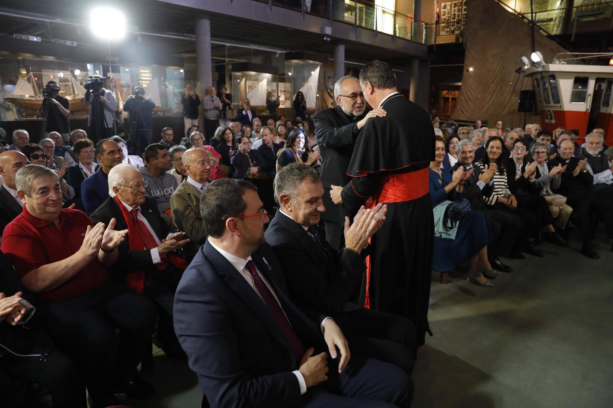 El cardenal Ángel  Fernández Artime recibe el título de Hijo Predilecto de Asturias en Luanco (Gozón)